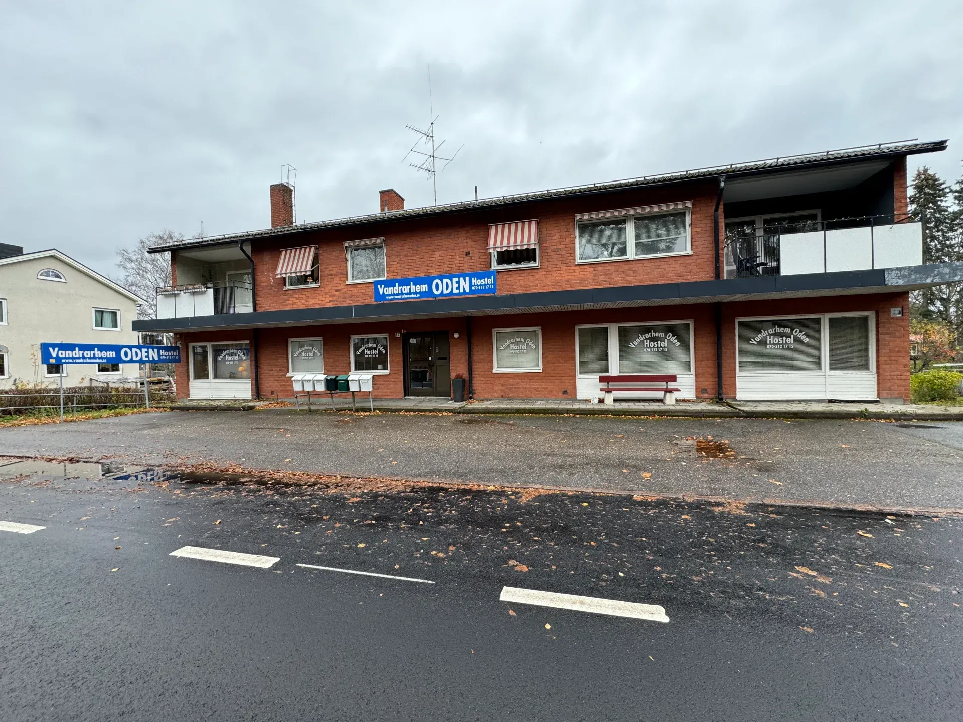 Vandrarhem Oden sett från gatan, med skylten vid infarten
