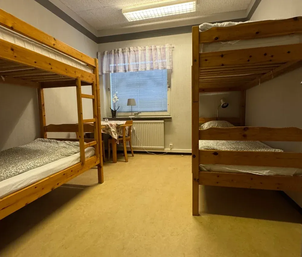 Rum 3 med två våningssängar i trä