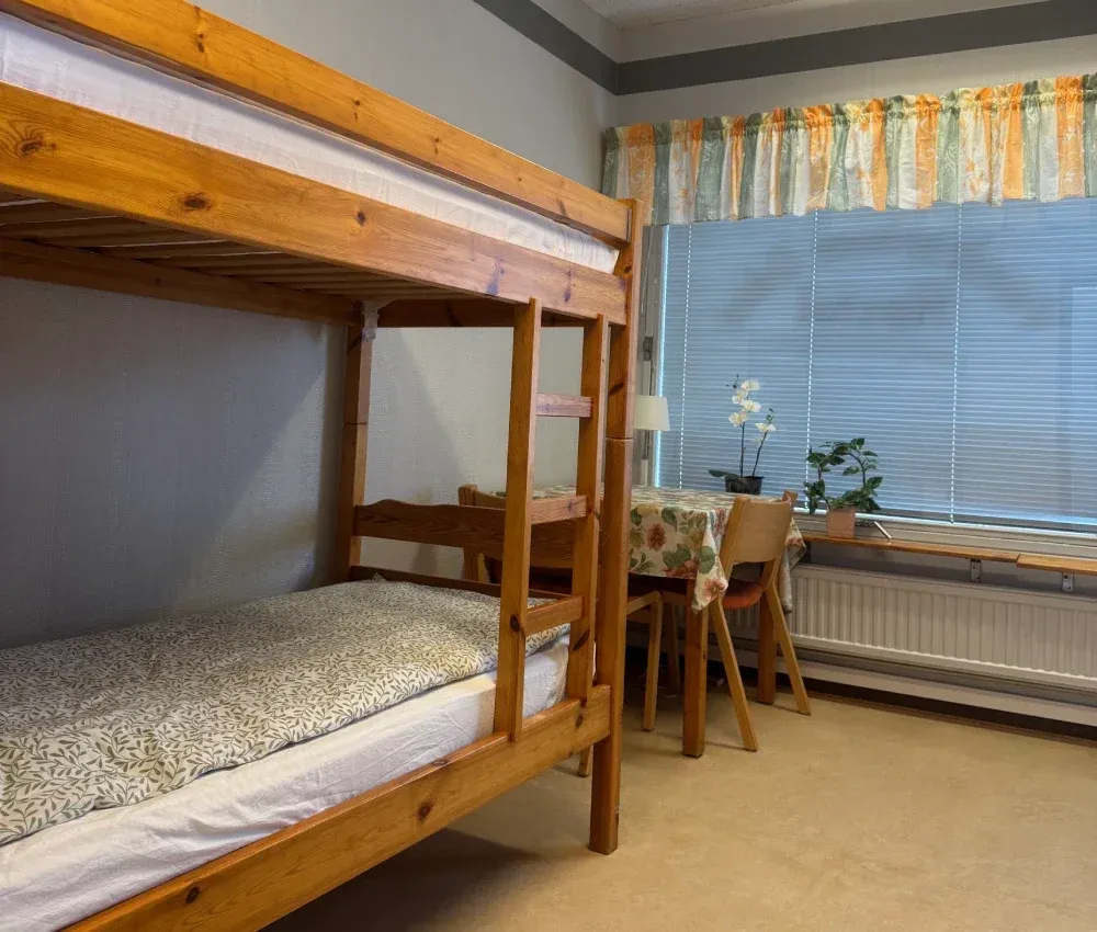Rum 3 – våningssäng och bord vid fönstret